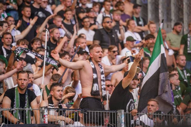 Deutschland: Fussball Bundesliga 2026 - 2027, 3. Spieltag - SC Freiburg vs Borussia Mönchengladbach - Europa-Park-Stadion (Freiburg): Wütende und enttäuschte Fans von Borussia Mönchengladbach im Gästeblock, ein Anhänger schreit emotional in Richtung Spielfeld. Frust, Ärger, Wut, Enttäuschung, Niederlage, Fehlstart, Krise, Borussia Mönchengladbach, Gladbach, Fans, Ultras, Gästefans, Auswärtsfans, Fankurve, Tribüne, Zuschauer, Emotionen, Fußball, Bundesliga. *** Germany Soccer Bundesliga 2026–2027, Matchday 3: SC Freiburg vs. Borussia Mönchengladbach at Europa-Park Stadium in Freiburg. Angry and disappointed Borussia Mönchengladbach fans in the visitors’ section; one supporter shouts emotionally toward the field. Frustration, annoyance, anger, disappointment, defeat, rough start, crisis, Borussia Mönchengladbach, Gladbach, fans, ultras, visiting fans, away fans, fan section, stands, spectators, emotions, soccer, Bundesliga Copyright: xJOERANxSTEINSIEKx