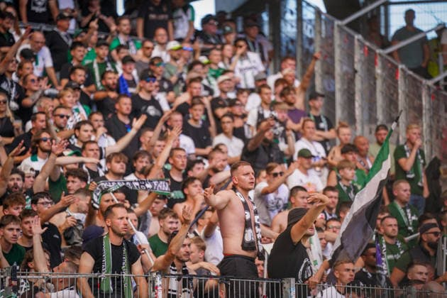 Deutschland: Fussball Bundesliga 2026 - 2027, 3. Spieltag - SC Freiburg vs Borussia Mönchengladbach - Europa-Park-Stadion (Freiburg): Wütende und enttäuschte Fans von Borussia Mönchengladbach im Gästeblock, ein Anhänger schreit emotional in Richtung Spielfeld. Frust, Ärger, Wut, Enttäuschung, Niederlage, Fehlstart, Krise, Borussia Mönchengladbach, Gladbach, Fans, Ultras, Gästefans, Auswärtsfans, Fankurve, Tribüne, Zuschauer, Emotionen, Fußball, Bundesliga. *** Germany Soccer Bundesliga 2026–2027, Matchday 3: SC Freiburg vs. Borussia Mönchengladbach at Europa-Park Stadium in Freiburg. Angry and disappointed Borussia Mönchengladbach fans in the visitors’ section; one supporter shouts emotionally toward the field. Frustration, annoyance, anger, disappointment, defeat, rough start, crisis, Borussia Mönchengladbach, Gladbach, fans, ultras, visiting fans, away fans, fan section, stands, spectators, emotions, soccer, Bundesliga Copyright: xJOERANxSTEINSIEKx