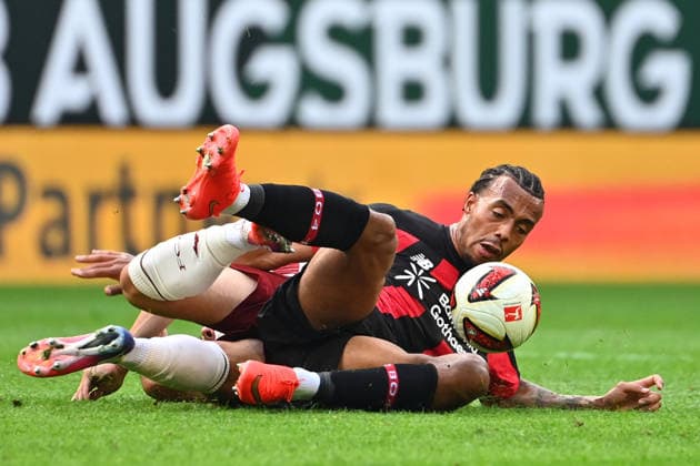 Alejandro GRIMALDO (Bayer Leverkusen), Aktion,Zweikampf gegen Mert KOEMUER (FC Augsburg). Fussball 1. Bundesliga Saison 2026 2027, 3.Spieltag, Spieltag03, FC Augsburg - Bayer 04 Leverkusen 2-2 am 12.09.2026 , WWK A R E N A. *** Alejandro GRIMALDO, Bayer Leverkusen, Action, Tackle against Mert KOEMUER, FC Augsburg, Soccer, Bundesliga, 2026–2027 Season, Matchday 3, Matchday 03, FC Augsburg vs. Bayer 04 Leverkusen 2–2 on September 12, 2026, WWK Arena