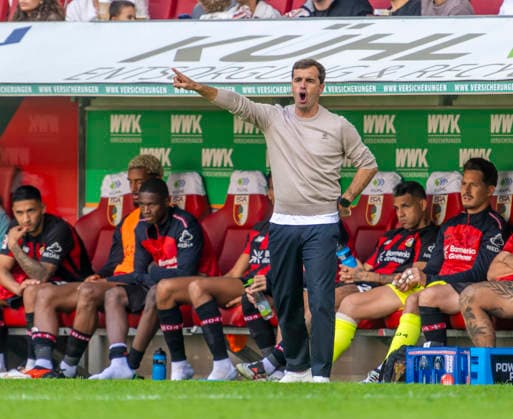 12.09.2026, Fussball Bundesliga 2026 2027, 3.Spieltag, FC Augsburg - Bayer Leverkusen, in der WWK-Arena Augsburg, Trainer Carles Martinez (Bayer Leverkusen) gibt Anweisungen, zeigt, gestikuliert, gibt Kommandos, Anweisungen, gibt Anweisungen, zeigend, gestikulierend, ***DFL and DFB regulations prohibit any use of photographs as image sequences and or quasi-video.*** *** September 12, 2026, 2026–2027 Bundesliga Season, Matchday 3, FC Augsburg vs. Bayer Leverkusen, at the WWK Arena in Augsburg, Coach Carles Martinez of Bayer Leverkusen gives instructions, points, gestures, issues commands, gives instructions, pointing and gesturing, ***DFL and DFB regulations prohibit any use of photographs as image sequences and or quasi-video***
