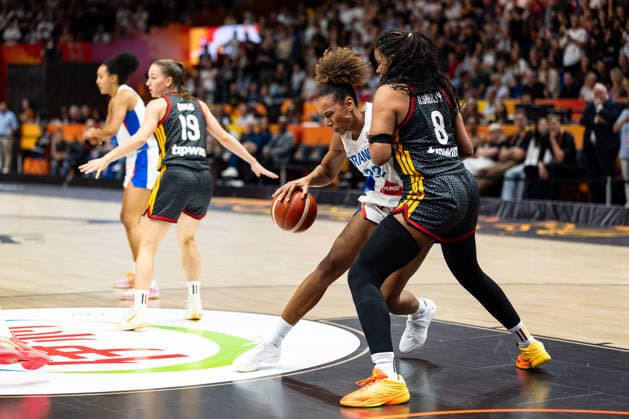 Marieme Badiane (France), 22, dribbling past Nyara Sabally (Germany), 08, GER, France vs. Germany, Basketball, 2026 FIBA Women s World Cup, Semifinals, September 12, 2026, GER, France vs. Germany, Basketball, 2026 FIBA Women s World Cup, Semifinals, September 12, 2026, Berlin Copyright: xEibner-Pressefoto MaxxVincenx EP_MVN