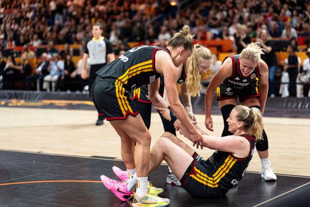 Marie Guelich (Germany), 21, on the floor; Leonie Fiebich (Germany), 13; Frieda Buehner (Germany), 20; and Emma Eichmeyer (Germany), 09, help her up, GER, France vs. Germany, basketball, 2026 FIBA Women’s World Cup, semifinals, September 12, 2026 GER, France vs. Germany, basketball, 2026 FIBA Women’s World Cup, semifinals, September 12, 2026 Berlin Copyright: xEibner-Pressefoto MaxxVincenx EP_MVN