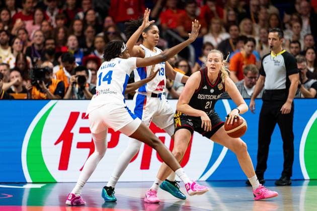 Marie Guelich (Germany), No. 21, dribbling past Dominique Malonga (France), No. 14, and Janelle Salaun (France), No. 13; GER, France vs. Germany, Basketball, 2026 FIBA Women’s World Cup, Semifinal, September 12, 2026 GER, France vs. Germany, Basketball, FIBA Women’s World Cup 2026, Semifinal, September 12, 2026 Berlin Copyright: xEibner-Pressefoto MaxxVincenx EP_MVN