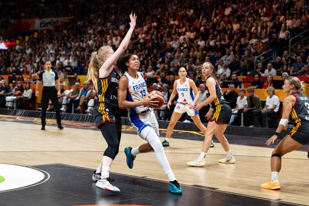 Janelle Salaun (France), No. 13, dribbling past Frieda Buehner (Germany), No. 20, GER, France vs. Germany, Basketball, 2026 FIBA Women s World Cup, Semifinals, September 12, 2026 GER, France vs. Germany, Basketball, FIBA Women’s World Cup 2026, Semifinals, September 12, 2026 Berlin Copyright: xEibner-Pressefoto MaxxVincenx EP_MVN