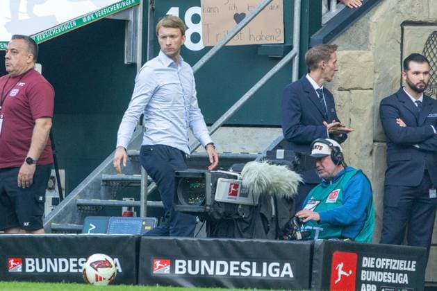 Sportdirektor Simon Rolfes (Bayer 04 Leverkusen) schaut unzufrieden, FC Augsburg vs. Bayer 04 Leverkusen, Fußball-Bundesliga, Fussball, 1. Bundesliga, 03. Spieltag, 12.09.2026 DFB regulations prohibit any use of photographs as image sequences and or quasi-video *** Bayer 04 Leverkusen sporting director Simon Rolfes looks dissatisfied, FC Augsburg vs. Bayer 04 Leverkusen, Bundesliga, Soccer, Bundesliga 1, Matchday 3, September 12, 2026. DFB regulations prohibit any use of photographs as image sequences and or quasi-video. Copyright: xkolbert-press PeterxFastlx