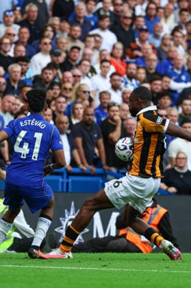 LONDON, ENGLAND, Saturday 12th September 2026: Estevao Willian of Chelsea crosses the ball, possible handball during the Premier League Fixture between Chelsea and Hull City at Stamford Bridge in London, England. (Photo by Alex Ferrelly Sports Press Photo)  Copyright: xAlexxFerrelly SportsxPressxPhotox Sportspressphoto_SPR228707