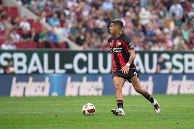 Facundo Medina (2 Leverkusen) in Aktion beim Bundesligaspiel FC Augsburg - Bayer 04 Leverkusen am 12.09.2026. Augsburg WWK Arena Bayern Deutschland *** Facundo Medina 2 of Leverkusen in action during the Bundesliga match between FC Augsburg and Bayer 04 Leverkusen on September 12, 2026, at the WWK Arena in Augsburg, Bavaria, Germany