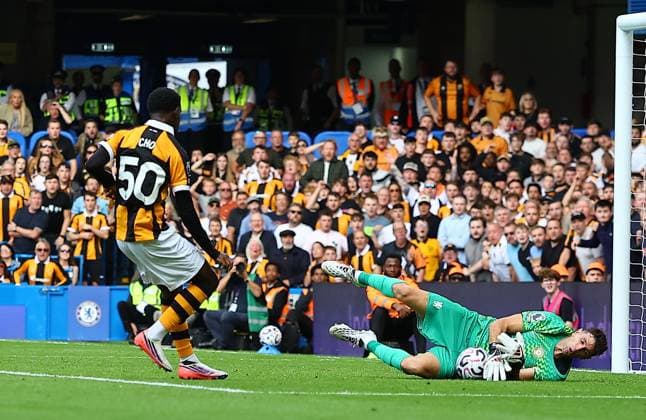 Emiliano Martinez of Chelsea saves a shot from Mohamed-Ali Cho of Hull City Chelsea v Hull City, Premier League, Football, Football, Stamford Bridge, London, UK - 12 Sep 2026London Stamford Bridge United Kingdom EDITORIAL USE ONLY No use with unauthorised audio, video, data, fixture lists, club league logos or live services. Online in-match use limited to 120 images, no video emulation. No use in betting, games or single club league player publications.  Copyright: xMichaelxZemanek Shutterstockx 17144546be