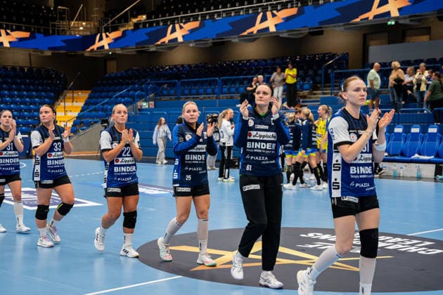 HSG Blomberg Lippe GER vs. Storhamar Handball Elite NOR, Handball, EHF Champions League Women, Group Stage, September 12, 2026, 2026–2027 Season, Lemgo: The players of HSG Blomberg Lippe GER thank the fans. Pictured from left: Karolina Jurenczyk, HSG Blomberg Lippe, 81, Nicole Roth (HSG Blomberg Lippe, 61), Lilli Roepcke (HSG Blomberg Lippe, 25), Judith Tietjen (HSG Blomberg Lippe, 22), Lemgo, Phoenix Contact Arena, Germany