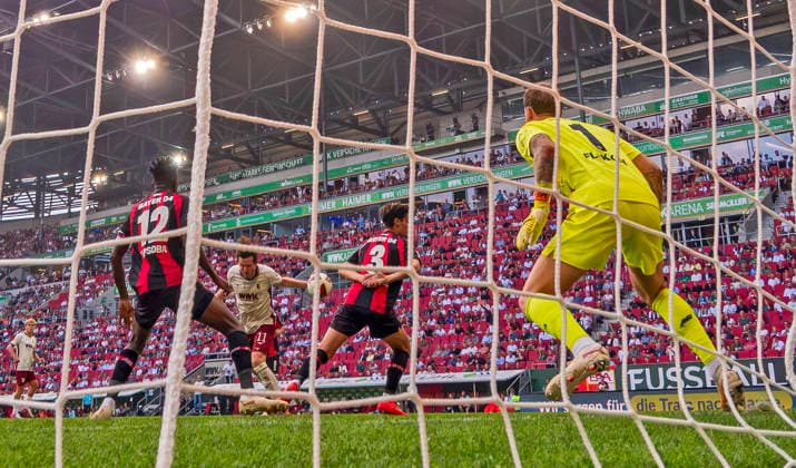 12.09.2026, Fussball Bundesliga 2026 2027, 3.Spieltag, FC Augsburg - Bayer Leverkusen, in der WWK-Arena Augsburg, Kopfball zum 2:1 Führungstreffer von Michael Gregoritsch (2.v. li, FC Augsburg), Torwart Mark Flekken (Leverkusen) ohne Chance. ***DFL and DFB regulations prohibit any use of photographs as image sequences and or quasi-video.*** *** September 12, 2026, 2026–2027 Bundesliga, Matchday 3, FC Augsburg vs. Bayer Leverkusen, at the WWK Arena in Augsburg, header for the 2–1 lead by Michael Gregoritsch (2nd from left), FC Augsburg; goalkeeper Mark Flekken (Leverkusen) had no chance ***DFL and DFB regulations prohibit any use of photographs as image sequences and or quasi-video***