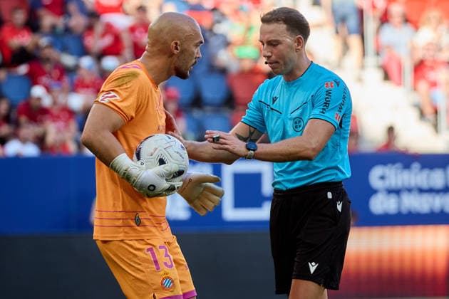 LaLiga EA Sports 2026-27 CA Osasuna vs. RCD Espanyol Marko Dmitrovic 13 ESP L and Luis Bestard, Referee R, during the LaLiga EA Sports match between CA Osasuna and RCD Espanyol played at El Sadar in Pamplona. Credit: Inigo Alzugaray, Agencia LOF Pamplona, LaLiga EA Sports 2026–27: CA Osasuna vs. RCD Espanyol Copyright: xCredit:xInigoxAlzugarayx xAgencix