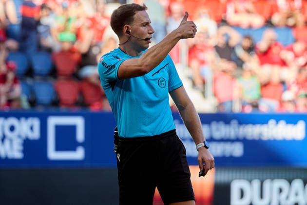 LaLiga EA Sports 2026-27 CA Osasuna vs. RCD Espanyol Luis Bestard, referee, in action during the LaLiga EA Sports match between CA Osasuna and RCD Espanyol played at El Sadar in Pamplona. Credit: Inigo Alzugaray, Agencia LOF, Pamplona. LaLiga EA Sports 2026 27 CA Osasuna vs. RCD Espanyol Copyright: xCredit:xInigoxAlzugarayx xAgencix
