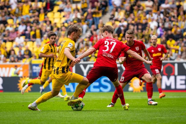 Mika Schroers (Alemannia Aachen), 27, vs. Leopold Wurm (SSV Jahn Regensburg), 37; TSV Alemannia Aachen vs. SSV Jahn Regensburg, Soccer, 3rd Division, Matchday 5, 2026–2027 Season, September 12, 2026 DFB regulations prohibit any use of photographs as image sequences and or quasi-video TSV Alemannia Aachen vs. SSV Jahn Regensburg, soccer, 3rd Division, Matchday 5, 2026–2027 season, September 12, 2026, Aachen Copyright: xEibner-Pressefoto J.xDerondeaux EP_JDU