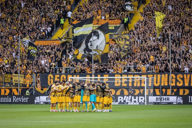 Third Division, Alemannia Aachen vs. SSV Jahn Regensburg, September 12, 2026, Aachen s Hudle before the game. DFL REGULATIONS PROHIBIT ANY USE OF PHOTOGRAPHS AS IMAGE SEQUENCES AND OR QUASI-VIDEO. Third Division, Alemannia Aachen vs. SSV Jahn Regensburg, September 12, 2026, Tivoli, Aachen Copyright: xBEAUTIFULxSPORTS Derixx