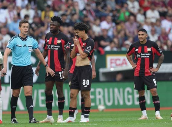 Schiedsrichter SIEBERT erkennt Treffer von Leverkusens 30 Ibrahim MAZA nicht an. Fussball: Augsburg - Leverkusen. Fußball Bundesliga, FC Augsburg - Bayer leverkusen, 3.Spieltag, Saison 2026-2027, am 12.09.2026 in Augsburg, W W K A R E N A, Deutschland. Quelle Copyright Credit : Oryk HAIST *** Referee SIEBERT disallows a goal by Leverkusen s No. 30, Ibrahim MAZA. Soccer: Augsburg vs. Leverkusen, Bundesliga, FC Augsburg vs. Bayer Leverkusen, Matchday 3, 2026–2027 season, on September 12, 2026, in Augsburg, WW K ARENA, Germany. Source: Copyright Credit Oryk HAIST xFUSSBALL-AUGSBURG-LEVERKUSENx
