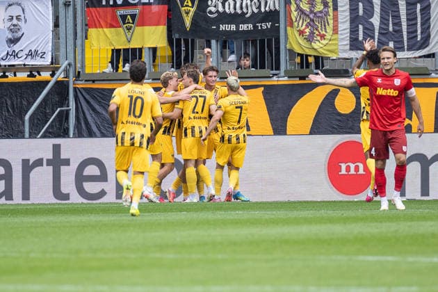 Third Division, Alemannia Aachen vs. SSV Jahn Regensburg, September 12, 2026: Aachen fans celebrate after Louis Köster’s 2–0 goal. Alemannia Aachen 8. DFL regulations prohibit any use of photographs as image sequences and or quasi-video. Third Division, Alemannia Aachen vs. SSV Jahn Regensburg, September 12, 2026, Tivoli, Aachen Copyright: xBEAUTIFULxSPORTS Derixx
