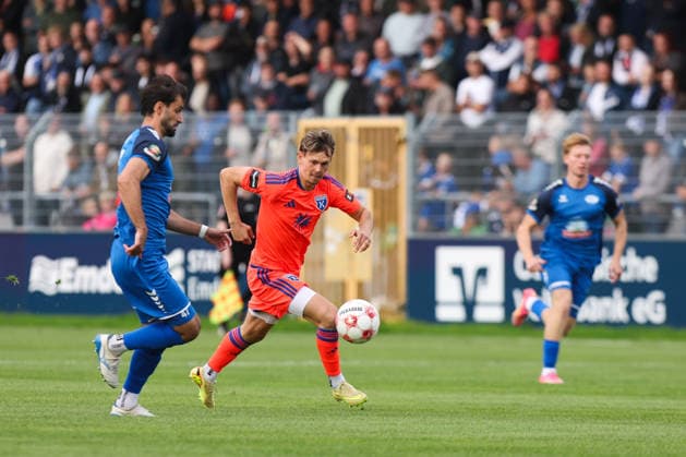 September 12, 2026, Soccer, Men s, Regionalliga Nord, Matchday 8, BSV Kickers Emden vs. SSV Jeddeloh II Nick Stepantsev (orange, 39) of BSV Kickers Emden in a duel with Gazi Siala (47) of SSV Jeddeloh II
