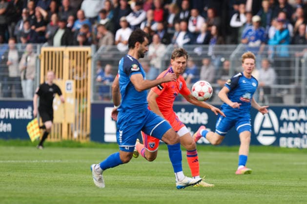 September 12, 2026, Soccer, Men s, Regionalliga Nord, Matchday 8, BSV Kickers Emden vs. SSV Jeddeloh II Nick Stepantsev (orange, 39) of BSV Kickers Emden in a duel with Gazi Siala (47) of SSV Jeddeloh II