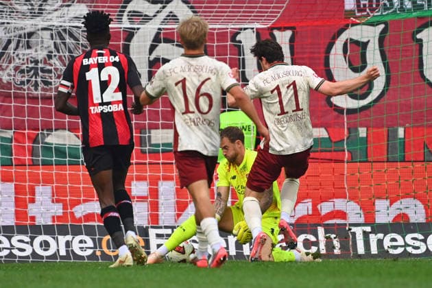 Tor Michael GREGORITSCH (FC Augsburg) zum 1-1, Aktion,Zweikampf gegen Torwart Mark FLEKKEN (Bayer Leverkusen). Fussball 1. Bundesliga Saison 2026 2027, 3.Spieltag, Spieltag03, FC Augsburg - Bayer 04 Leverkusen 2-2 am 12.09.2026 , WWK A R E N A. *** Goal by Michael GREGORITSCH of FC Augsburg to make it 1–1, play, one-on-one against goalkeeper Mark FLEKKEN of Bayer Leverkusen, Soccer, Bundesliga Season 2026–2027, Matchday 3, Matchday 03, FC Augsburg vs. Bayer 04 Leverkusen 2–2 on September 12, 2026, WWK ARENA