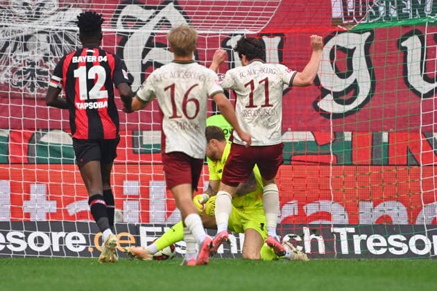 Tor Michael GREGORITSCH (FC Augsburg) zum 1-1, Aktion,Zweikampf gegen Torwart Mark FLEKKEN (Bayer Leverkusen). Fussball 1. Bundesliga Saison 2026 2027, 3.Spieltag, Spieltag03, FC Augsburg - Bayer 04 Leverkusen 2-2 am 12.09.2026 , WWK A R E N A. *** Goal by Michael GREGORITSCH of FC Augsburg to make it 1–1, play, one-on-one against goalkeeper Mark FLEKKEN of Bayer Leverkusen, Soccer, Bundesliga Season 2026–2027, Matchday 3, Matchday 03, FC Augsburg vs. Bayer 04 Leverkusen 2–2 on September 12, 2026, WWK ARENA