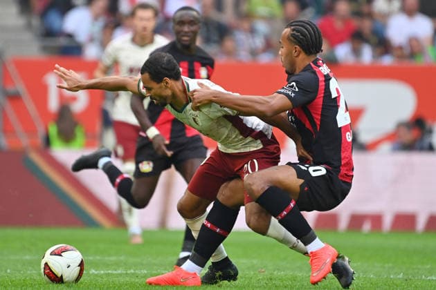 Guela DOUE (Bayer Leverkusen), Aktion,Zweikampf gegen Alexis Julian CLAUDE MAURICE (FC Augsburg). Fussball 1. Bundesliga Saison 2026 2027, 3.Spieltag, Spieltag03, FC Augsburg - Bayer 04 Leverkusen 2-2 am 12.09.2026 , WWK A R E N A. *** Guela DOUE, Bayer Leverkusen, Action, Tackle against Alexis Julian CLAUDE MAURICE, FC Augsburg, Soccer, Bundesliga, 2026–2027 Season, Matchday 3, Matchday 03, FC Augsburg vs. Bayer 04 Leverkusen 2–2 on September 12, 2026, WWK Arena