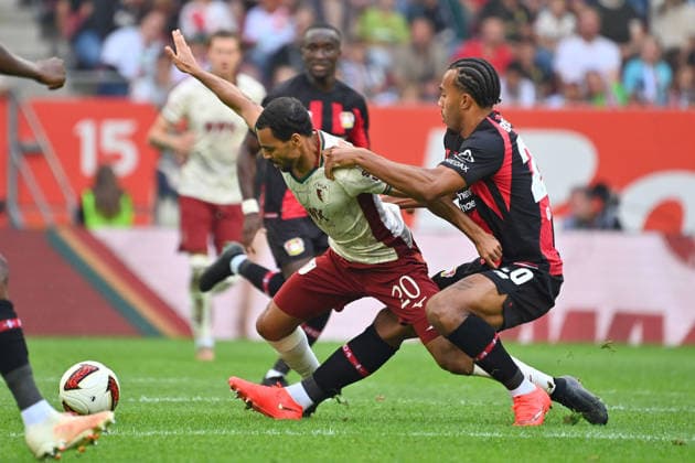Guela DOUE (Bayer Leverkusen), Aktion,Zweikampf gegen Alexis Julian CLAUDE MAURICE (FC Augsburg). Fussball 1. Bundesliga Saison 2026 2027, 3.Spieltag, Spieltag03, FC Augsburg - Bayer 04 Leverkusen 2-2 am 12.09.2026 , WWK A R E N A. *** Guela DOUE, Bayer Leverkusen, Action, Tackle against Alexis Julian CLAUDE MAURICE, FC Augsburg, Soccer, Bundesliga, 2026–2027 Season, Matchday 3, Matchday 03, FC Augsburg vs. Bayer 04 Leverkusen 2–2 on September 12, 2026, WWK Arena