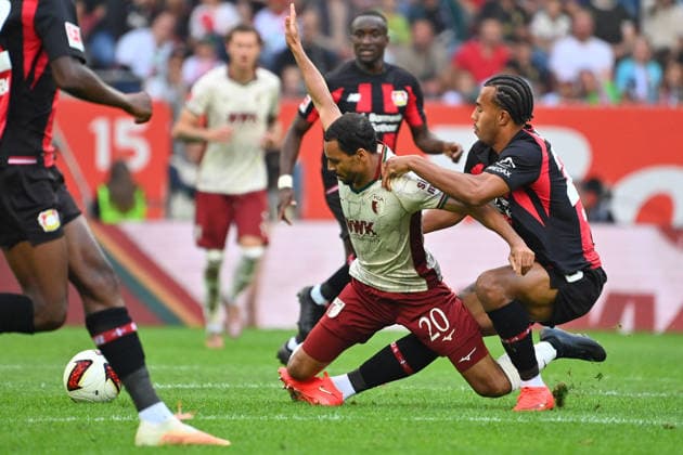 Guela DOUE (Bayer Leverkusen), Aktion,Zweikampf gegen Alexis Julian CLAUDE MAURICE (FC Augsburg). Fussball 1. Bundesliga Saison 2026 2027, 3.Spieltag, Spieltag03, FC Augsburg - Bayer 04 Leverkusen 2-2 am 12.09.2026 , WWK A R E N A. *** Guela DOUE, Bayer Leverkusen, Action, Tackle against Alexis Julian CLAUDE MAURICE, FC Augsburg, Soccer, Bundesliga, 2026–2027 Season, Matchday 3, Matchday 03, FC Augsburg vs. Bayer 04 Leverkusen 2–2 on September 12, 2026, WWK Arena