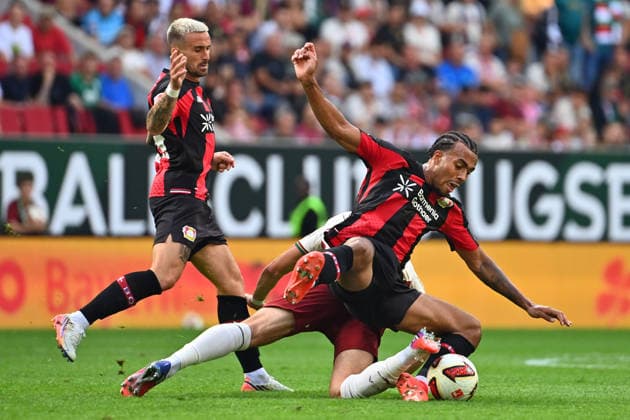 Guela DOUE (Bayer Leverkusen), Aktion,Zweikampf gegen Mert KOEMUER (FC Augsburg). Li:Aleix GARCIA (Bayer Leverkusen). Fussball 1. Bundesliga Saison 2026 2027, 3.Spieltag, Spieltag03, FC Augsburg - Bayer 04 Leverkusen 2-2 am 12.09.2026 , WWK A R E N A. *** Guela DOUE (Bayer Leverkusen), Action, Tackle against Mert KOEMUER (FC Augsburg), Li Aleix GARCIA (Bayer Leverkusen), Soccer, Bundesliga 1, 2026–2027 Season, Matchday 3, Matchday 03, FC Augsburg vs. Bayer 04 Leverkusen 2–2 on September 12, 2026, WWK Arena