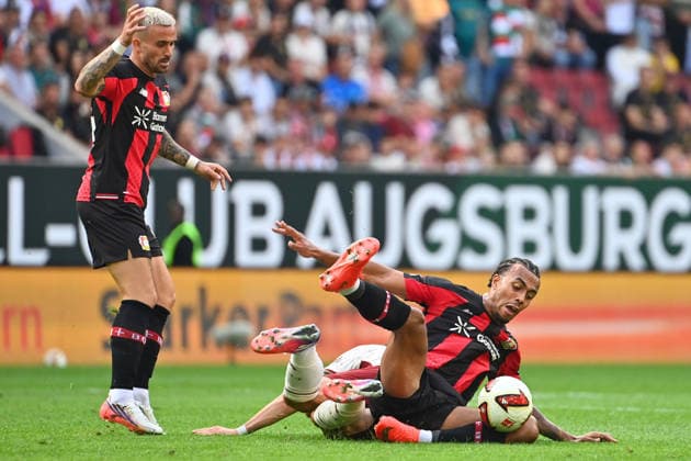 Guela DOUE (Bayer Leverkusen), Aktion,Zweikampf gegen Mert KOEMUER (FC Augsburg). Li:Aleix GARCIA (Bayer Leverkusen). Fussball 1. Bundesliga Saison 2026 2027, 3.Spieltag, Spieltag03, FC Augsburg - Bayer 04 Leverkusen 2-2 am 12.09.2026 , WWK A R E N A. *** Guela DOUE (Bayer Leverkusen), Action, Tackle against Mert KOEMUER (FC Augsburg), Li Aleix GARCIA (Bayer Leverkusen), Soccer, Bundesliga Season 2026–2027, Matchday 3, Matchday 03, FC Augsburg vs. Bayer 04 Leverkusen 2–2 on September 12, 2026, WWK Arena