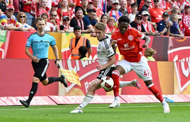 Fussball-Bundesliga - Saison 2026 2027 Mewa-Arena Mainz - 12.09.2026 1. FSV Mainz 05 (mz) - Eintracht Frankfurt (f) 1:3 Rael NAKUZOLA (1. FSV Mainz 05), re - Elias BAUM (Eintracht Frankfurt) DFL REGULATIONS PROHIBIT ANY USE OF PHOTOGRAPHS AS IMAGE SEQUENCES AND OR QUASI VIDEO EDITORIAL USE ONLY NATIONAL AND INTERNATIONAL NEWS AGENCIES OUT Fussball-Bundesliga - 1. FSV Mainz 05 *** Soccer Bundesliga Season 2026–2027 Mewa Arena Mainz September 12, 2026 1 FSV Mainz 05 vs. Eintracht Frankfurt 1–3 Rael NAKUZOLA 1 FSV Mainz 05, re Elias BAUM, Eintracht Frankfurt. DFL regulations prohibit any use of photographs as image sequences and or quasi-video; editorial use only by national and international news agencies. Out: German Bundesliga, 1. FSV Mainz 05