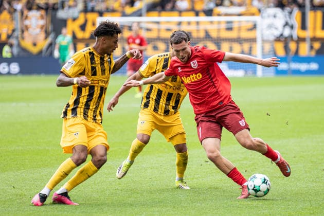 Third Division, Alemannia Aachen vs. SSV Jahn Regensburg, September 12, 2026 Oscar Schönfelder SSV Jahn Regensburg 7 against two opponents DFL REGULATIONS PROHIBIT ANY USE OF PHOTOGRAPHS AS IMAGE SEQUENCES AND OR Q‹QUASI-VIDEO Third Division, Alemannia Aachen vs. SSV Jahn Regensburg, September 12, 2026, Tivoli, Aachen Copyright: xBEAUTIFULxSPORTS Derixx