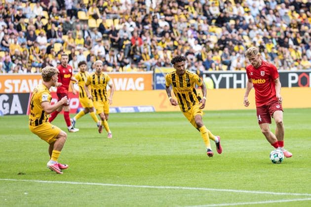 Third Division, Alemannia Aachen vs. SSV Jahn Regensburg, September 12, 2026: Malte Karbstein (SSV Jahn Regensburg, No. 44) heads toward the Aachen defense. DFL REGULATIONS PROHIBIT ANY USE OF PHOTOGRAPHS AS IMAGE SEQUENCES AND OR QUASI-VIDEO. Third Division, Alemannia Aachen vs. SSV Jahn Regensburg, September 12, 2026, Tivoli, Aachen Copyright: xBEAUTIFULxSPORTS Derixx