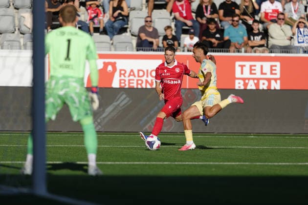 Thun, Switzerland - September 12: Oscar Clemente (10 GCZ) against Fabio Fehr (47 THU) during the Brack Super League match between FC Thun and Grasshopper Club Zürich at VISANA STADION on September 12, 2026 in Thun, Switzerland. Copyright: xKjetilxWaberx xSPPx Sportspressphoto_SPR228721
