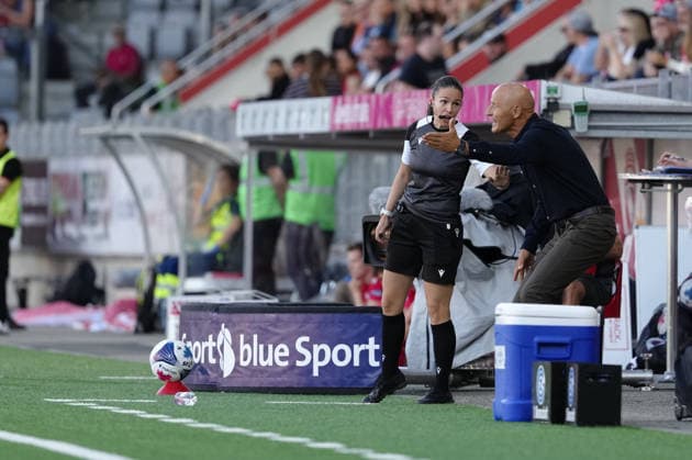 Thun, Switzerland - September 12: Peter Zeidler (Head Coach GCZ) in discussion with Deborah Anex (SR) during the Brack Super League match between FC Thun and Grasshopper Club Zürich at VISANA STADION on September 12, 2026 in Thun, Switzerland. Copyright: xKjetilxWaberx xSPPx Sportspressphoto_SPR228723