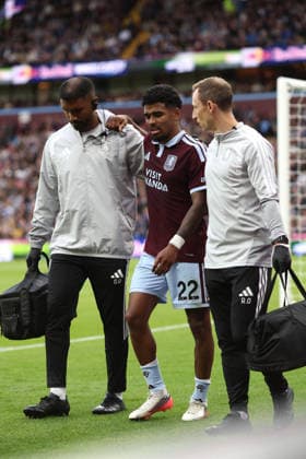 Aston Villa v N Forest 12 September 2026, Aston - Premier League Football - Aston Villa v Nottingham Forest - Ian Maatsen of Aston Villa is escorted off the pitch with an injury - Photo: Charlotte Wilson Offside. Aston UK *** Aston Villa gegen Nottingham Forest, 12. September 2026, Aston Premier League Fußball Aston Villa gegen Nottingham Forest Ian Maatsen von Aston Villa wird verletzungsbedingt vom Platz geführt. Foto: Charlotte Wilson Offside Aston UK  Copyright: xCharlottexWilsonx xOffsidexOffside