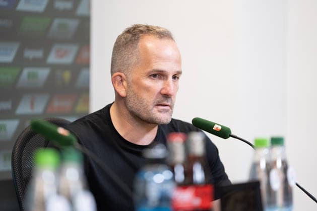 Manuel Baum (Trainer Augsburg) bei der Pressekonferenz nach dem Bundesligaspiel FC Augsburg - Bayer 04 Leverkusen am 12.09.2026. Augsburg WWK Arena Bayern Deutschland *** Manuel Baum, Augsburg coach, at the press conference following the Bundesliga match between FC Augsburg and Bayer 04 Leverkusen on September 12, 2026, at the WWK Arena in Augsburg, Bavaria, Germany