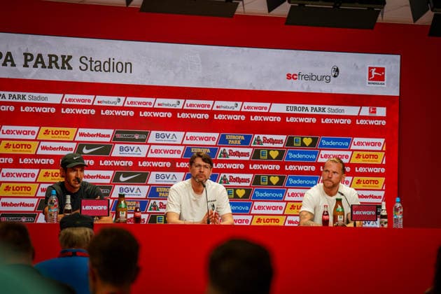 Deutschland: Fussball Bundesliga 2026 - 2027, 3. Spieltag - SC Freiburg vs Borussia Mönchengladbach - Europa-Park-Stadion (Freiburg): Pressekonferenz, Medien mit Julian Schuster (Trainer, SC Freiburg) SC Pressesprecher Sascha Glunk und Eugen Polanski (Borussia Monchengladbach) *** German Bundesliga 2026–2027, Matchday 3: SC Freiburg vs. Borussia Mönchengladbach at Europa-Park Stadium in Freiburg; press conference with Julian Schuster, head coach of SC Freiburg; Sascha Glunk, press officer for SC Freiburg; and Eugen Polanski of Borussia Mönchengladbach Copyright: xJOERANxSTEINSIEKx