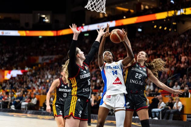 Dominique Malonga (France), No. 14, on a layup; Luisa Geiselsoder (Germany), No. 15; Emily Bessoir (Germany), No. 22; GER; France vs. Germany; Basketball; FIBA Women s World Cup 2026; Semifinals, September 12, 2026 GER, France vs. Germany, Basketball, 2026 FIBA Women s World Cup, Semifinals, September 12, 2026 Berlin Copyright: xEibner-Pressefoto MaxxVincenx EP_MVN