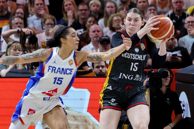 Gabby Williams of France and Luisa Geiselsoder of Germany battle for the ball during the FIBA Women s Basketball World Cup Germany 2026 semifinal match between France and Germany at Berlin Arena on September 12, 2026, in Berlin, Germany. Photo by Marco Steinbrenner, DeFodi Images