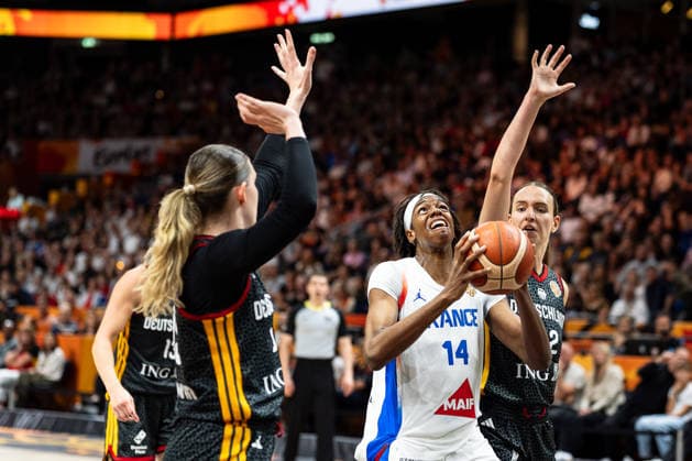Dominique Malonga (France), No. 14, dribbling; Luisa Geiselsoder (Germany), No. 15; Emily Bessoir (Germany), No. 22; GER; France vs. Germany; basketball; 2026 FIBA Women s World Cup; Semifinals, September 12, 2026 GER, France vs. Germany, Basketball, 2026 FIBA Women’s World Cup, Semifinals, September 12, 2026 Berlin Copyright: xEibner-Pressefoto MaxxVincenx EP_MVN