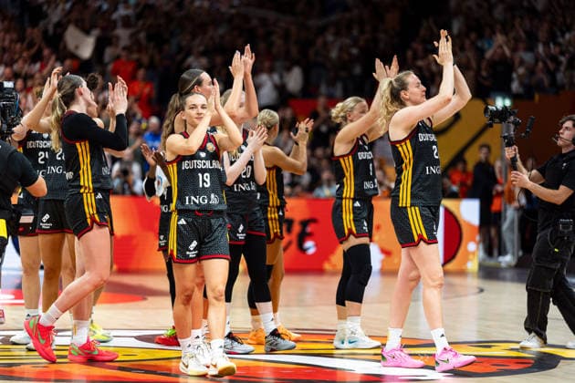 German Team Disappoints: Disappointment After Loss, Thanks Fans, Luisa Geiselsoder (Germany, 15), Britta Daub (Germany, 19), Marie Guelich (Germany, 21), GER, France vs. Germany, Basketball, 2026 FIBA Women’s World Cup, Semifinals, September 12, 2026 GER, France vs. Germany, Basketball, 2026 FIBA Women’s World Cup, Semifinals, September 12, 2026 Berlin Copyright: xEibner-Pressefoto MaxxVincenx EP_MVN