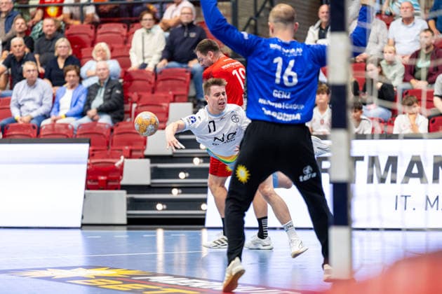 L R Felix Boeckenholt, TSV Bayer Dormagen, 17, scoring against Fredrik Genz, TuS N Luebbecke, 16, GER, TuS N Luebbecke vs. TSV Bayer Dormagen, Handball, 2nd Bundesliga, Matchday 3, 2026–2027 season, September 12, 2026 GER, TuS N Luebbecke vs. TSV Bayer Dormagen, Handball, 2nd Bundesliga, Matchday 3, 2026–2027 season, September 12, 2026 Luebbecke Copyright: xEibner-Pressefoto JanxRollingerx EP_JSK