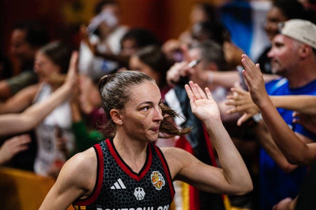FIBA Women’s Basketball World Cup 2026: France vs. Germany, September 12, 2026—Britta Daub of Germany, No. 19, high-fives the fans. Basketball, FIBA Women’s Basketball World Cup 2026, Final Phase, Semifinal: France vs. Germany on September 12, 2026, at the Uber Arena, Berlin Copyright: xBEAUTIFULxSPORTS Tonhäuserx