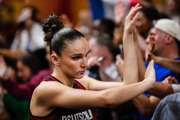 FIBA Women’s Basketball World Cup 2026: France vs. Germany, September 12, 2026—Clara Bielefeld (Germany), No. 25, high-fives the fans. Basketball, FIBA Women’s Basketball World Cup 2026, Final Phase, Semifinal: France vs. Germany on September 12, 2026, at the Uber Arena, Berlin Copyright: xBEAUTIFULxSPORTS Tonhäuserx