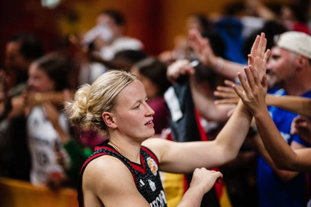 FIBA Women s Basketball World Cup 2026: France vs. Germany, September 12, 2026. Emma Eichmeyer (Germany, No. 9) high-fives the fans. Basketball, FIBA Women s Basketball World Cup 2026, Final Phase, Semifinal: France vs. Germany on September 12, 2026, at the Uber Arena, Berlin Copyright: xBEAUTIFULxSPORTS Tonhäuserx