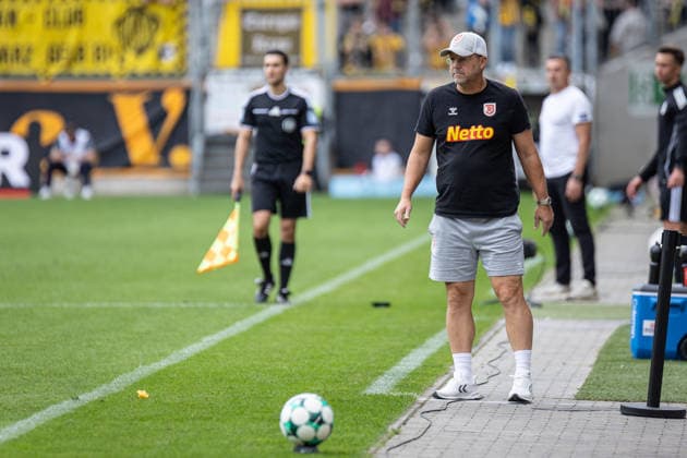 Third Division, Alemannia Aachen vs. SSV Jahn Regensburg, September 12, 2026. Sascha Hildmann, SSV Jahn Regensburg coach, watches the game. DFL REGULATIONS PROHIBIT ANY USE OF PHOTOGRAPHS AS IMAGE SEQUENCES AND OR Q‹QUASI-VIDEO Third Division, Alemannia Aachen vs. SSV Jahn Regensburg, September 12, 2026, Tivoli, Aachen Copyright: xBEAUTIFULxSPORTS Derixx