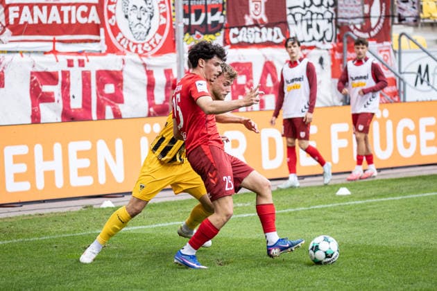 Third Division, Alemannia Aachen vs. SSV Jahn Regensburg, September 12, 2026: Nicolas Oliveira (SSV Jahn Regensburg, 25) clears the ball in front of Mika Schroers (Alemannia Aachen, 27). DFL regulations prohibit any use of photographs as image sequences and or Q‹QUASI-VIDEO Third Division, Alemannia Aachen vs. SSV Jahn Regensburg, September 12, 2026, Tivoli, Aachen Copyright: xBEAUTIFULxSPORTS Derixx