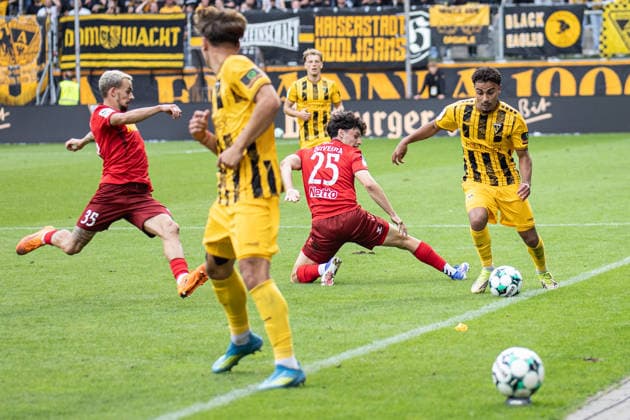 Third Division, Alemannia Aachen vs. SSV Jahn Regensburg, September 12, 2026: Mehdi Loune (Alemannia Aachen, No. 10) passes Nicolas Oliveira (SSV Jahn Regensburg, No. 25) on the sideline. DFL regulations prohibit any use of photographs as image sequences and or Q‹QUASI-VIDEO Third League, Alemannia Aachen vs. SSV Jahn Regensburg, September 12, 2026, Tivoli, Aachen Copyright: xBEAUTIFULxSPORTS Derixx