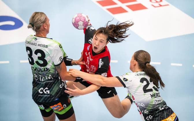 WOMEN S HANDBALL 2026–2027 3rd BUNDESLIGA, MATCHDAY 1: THC FRISCH AUF GÖPPINGEN ** FOR EDITORIAL PURPOSES ONLY ** **EDITORIAL USE ONLY** p 12 09 2026 Bad Langensalza Women’s Handball 1st Bundesliga Women’s Season 2026–2027 Salzhalle Matchday 3 Thüringer HC FRISCH AUF Göppingen in the photo: Natsuki Aizawa 23 Thüringer HC in a duel with Luisa Schulze 33 FRISCH AUF Göppingen and Nicola Merz 23 FRISCH AUF Göppingen Germany Thuringia Bad Langensalza Copyright SaschaxFromm Copyright: SaschaxFromm doc87klvjo3y8g1e3mfgbcx ,EDITORIAL USE ONLY Copyright: SaschaxFromm