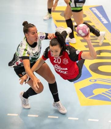WOMEN S HANDBALL 2026–2027 3RD BUNDESLIGA, MATCHDAY 1: THC FRISCH AUF GÖPPINGEN ** FOR EDITORIAL PURPOSES ONLY ** EDITORIAL USE ONLY ** p 12 09 2026 Bad Langensalza Women’s Handball 1st Bundesliga Women’s Season 2026–2027 Salzhalle Matchday 3 Thüringer HC FRISCH AUF Göppingen in the photo: Natsuki Aizawa 23 Thüringer HC in a duel with hbfrisch33 and Nicola Merz 23 FRISCH AUF Göppingen Germany Thuringia Bad Langensalza Copyright SaschaxFromm Copyright: SaschaxFromm doc87klvjqtrx5qv42jrw8 ,EDITORIAL USE ONLY Copyright: SaschaxFromm
